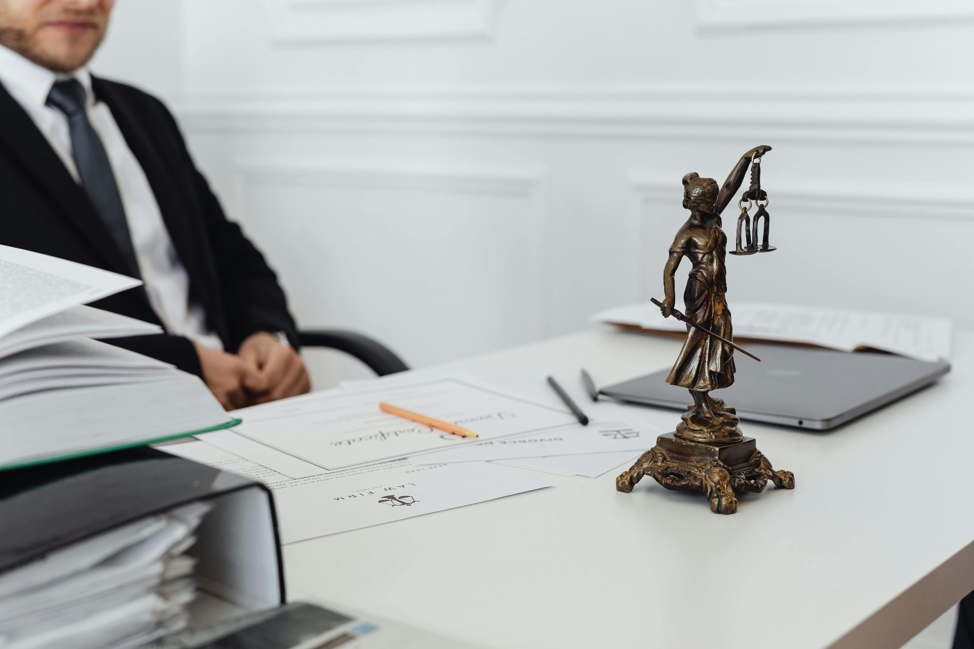 Médiateur professionnel facilitant une négociation