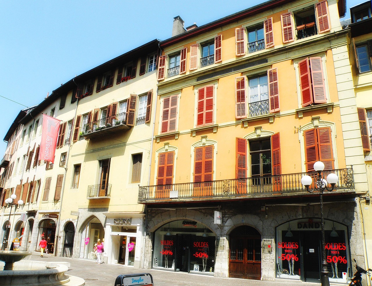 Centre historique de Chambéry avec ses façades colorées et architecture savoyarde