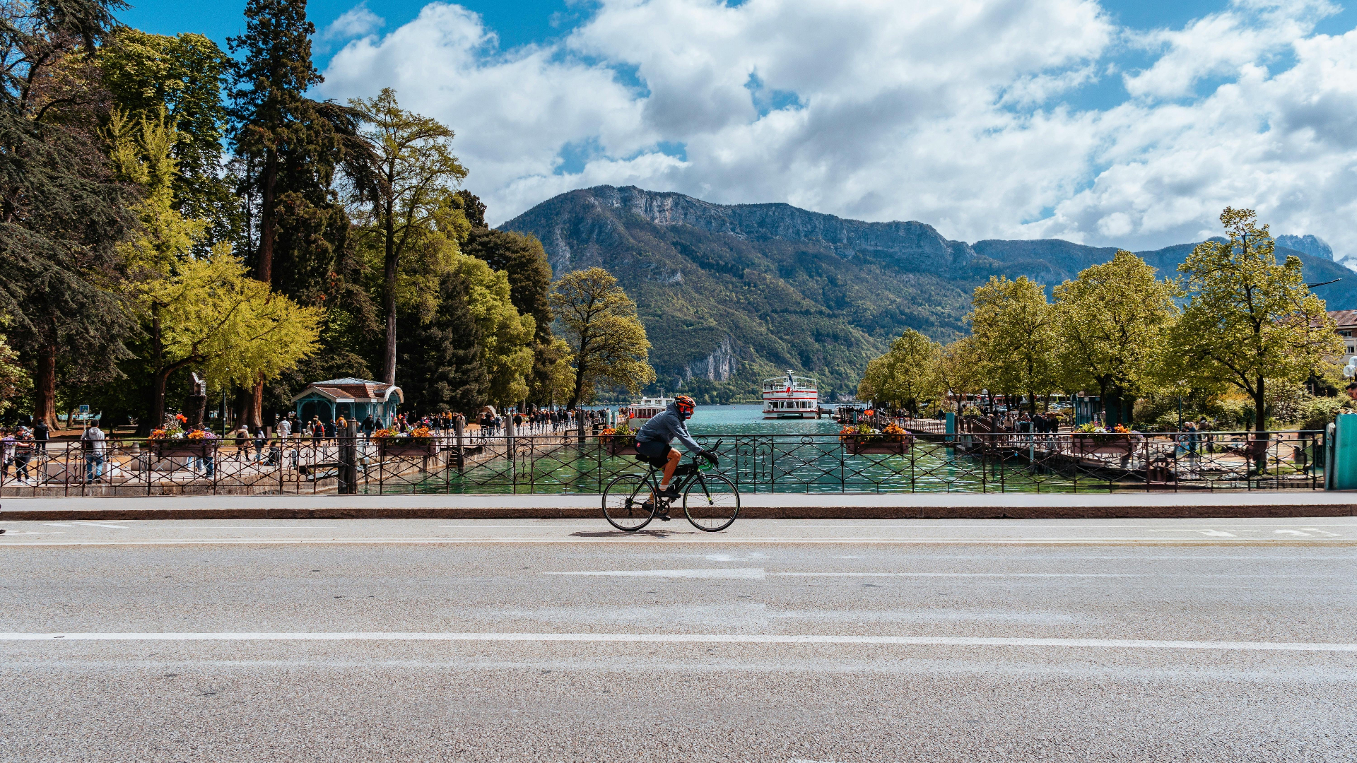Vue panoramique d'Annecy avec le lac et les montagnes