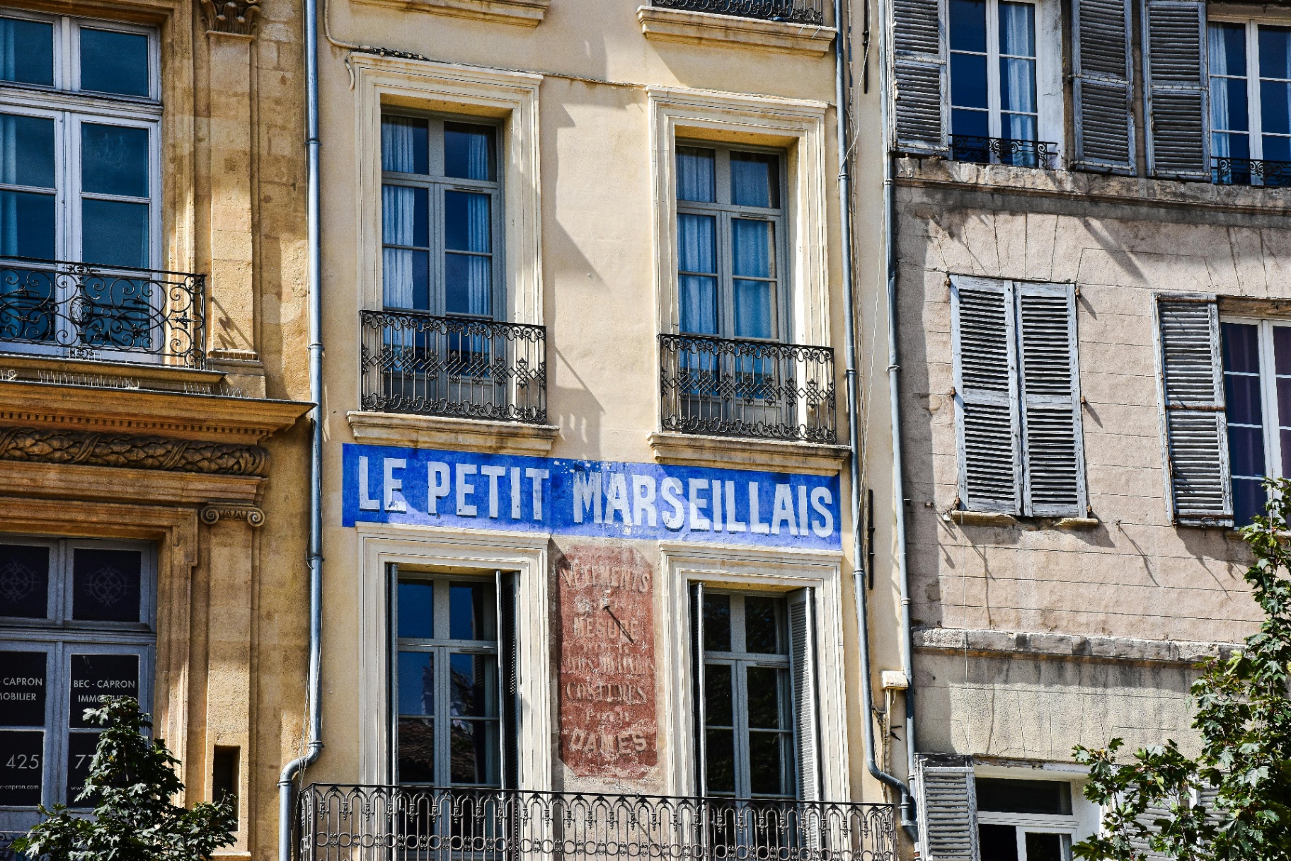 Architecture typique de Marseille avec balcons provençaux