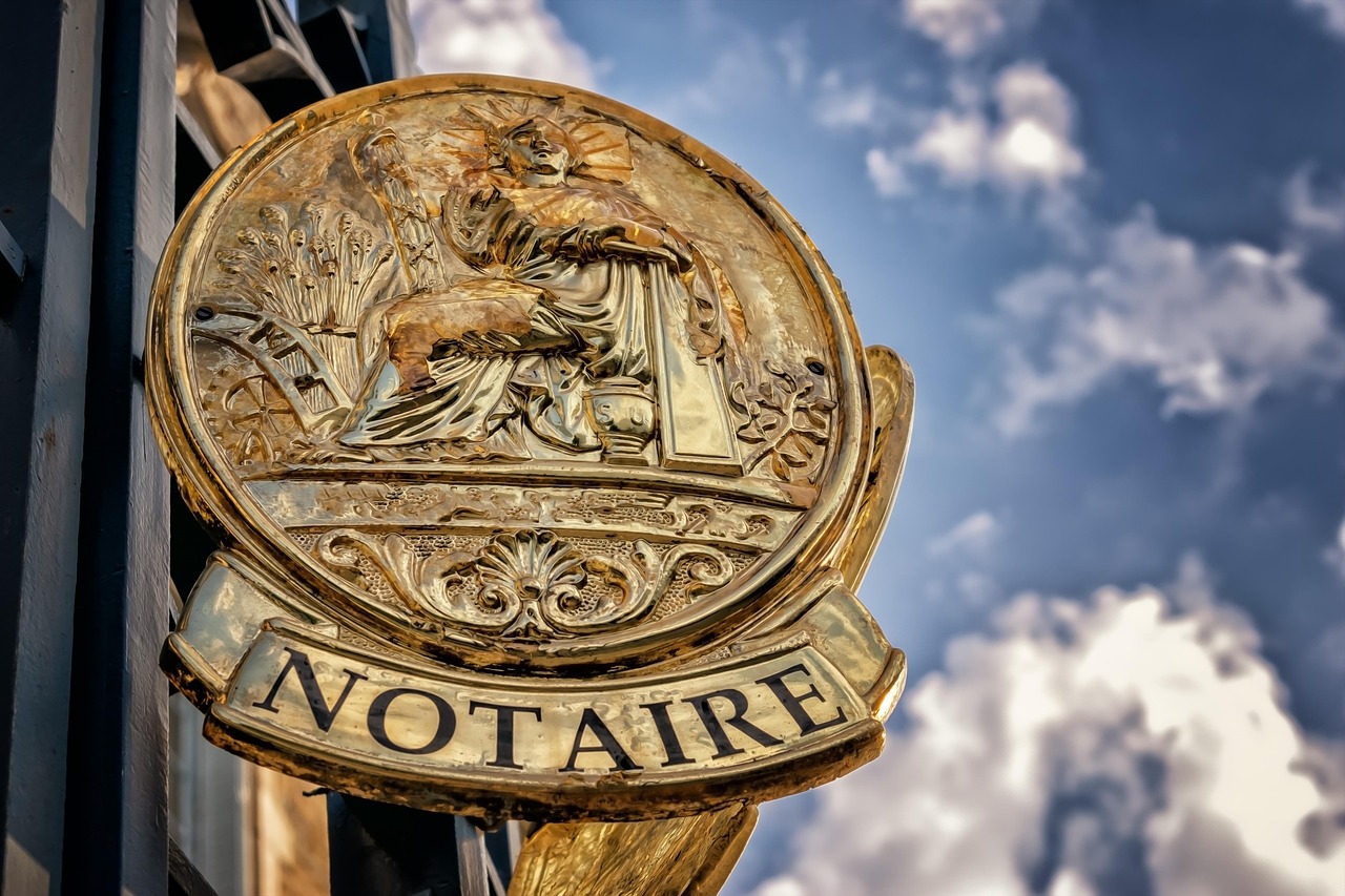 Panneau doré d'étude notariale