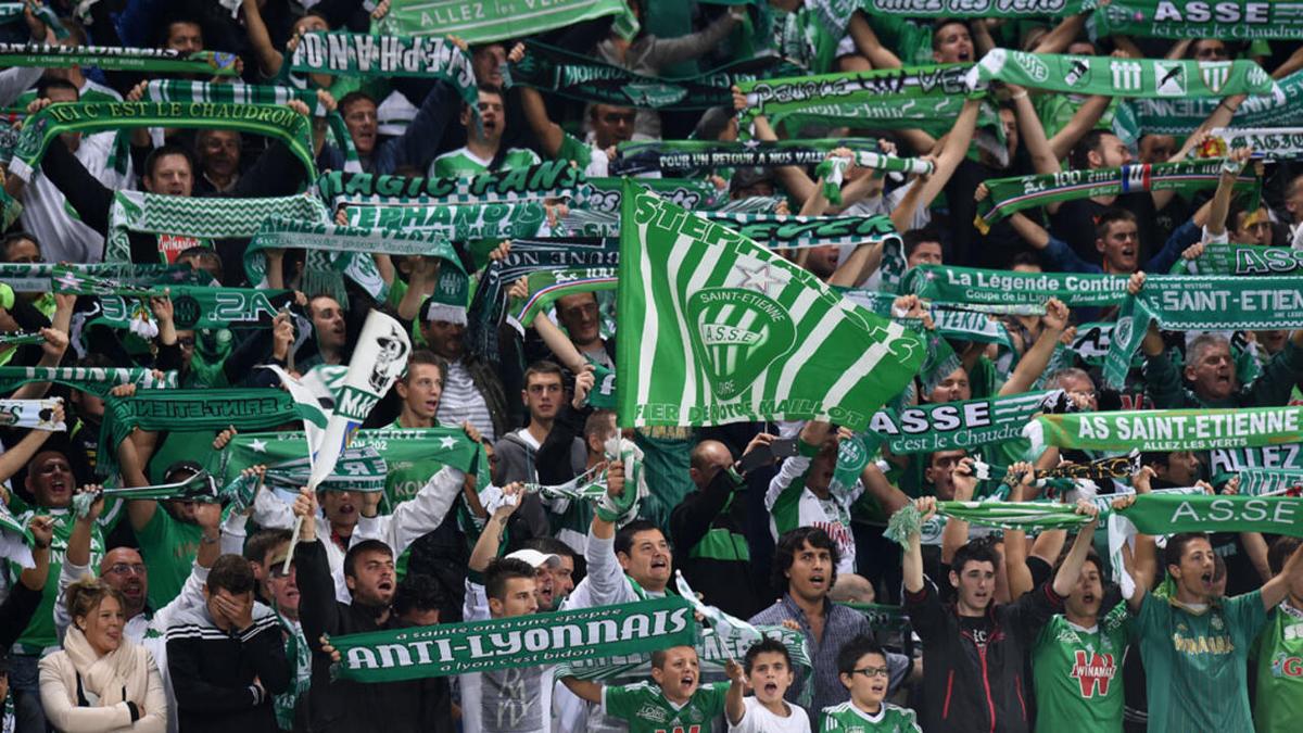 Supporters de l'AS Saint-Étienne dans les tribunes du stade Geoffroy-Guichard