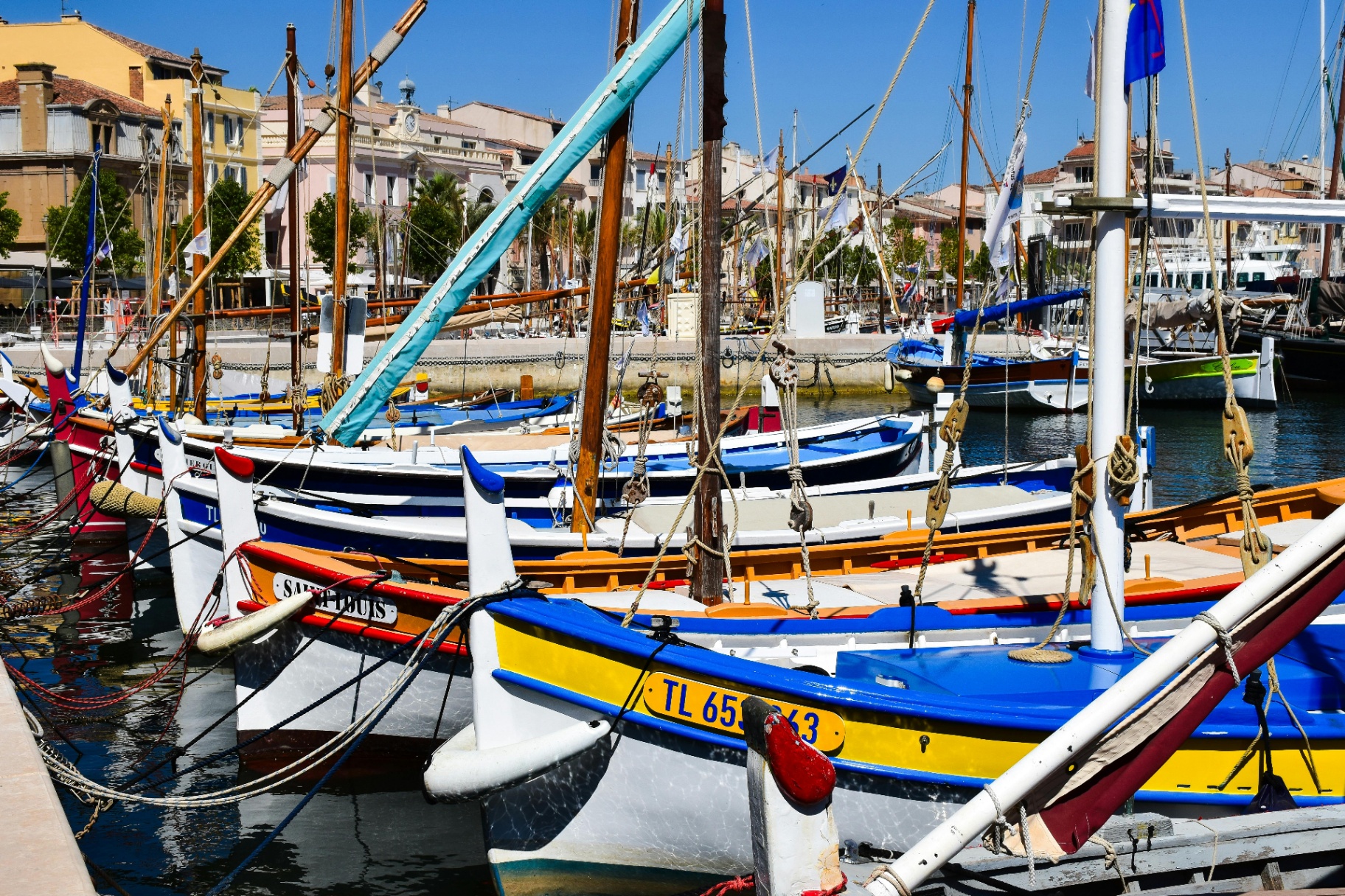 Port de Toulon avec ses bateaux traditionnels colorés et l'architecture méditerranéenne