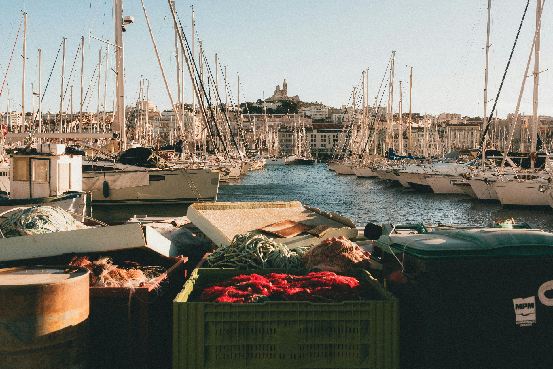 Port de Marseille avec bateaux de pêche et Notre-Dame-de-la-Garde en arrière-plan