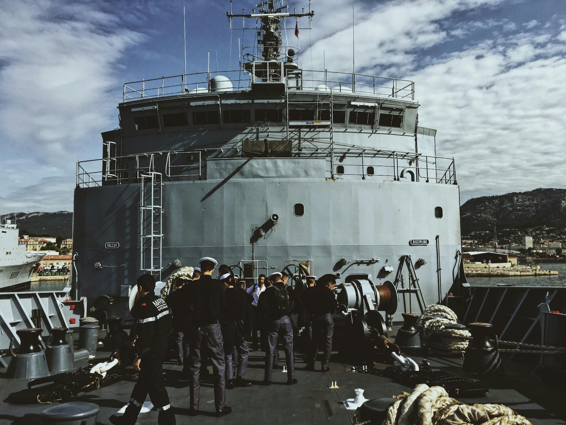 Navire militaire dans le port de Toulon avec marins de la Marine Nationale