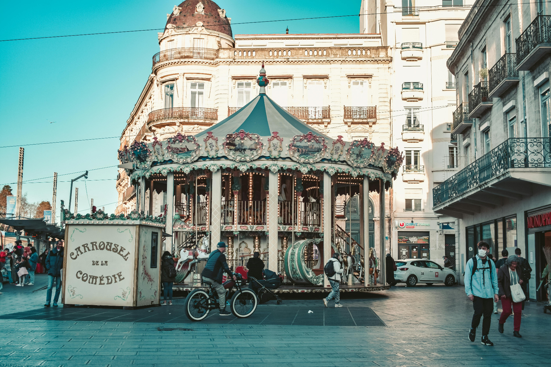 Place de la Comédie à Montpellier avec le carrousel historique