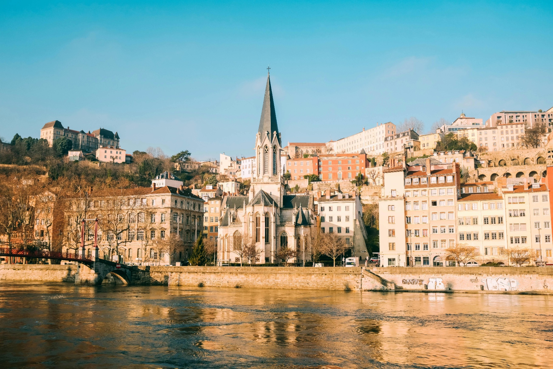 Vue de Lyon avec l'église et la Saône