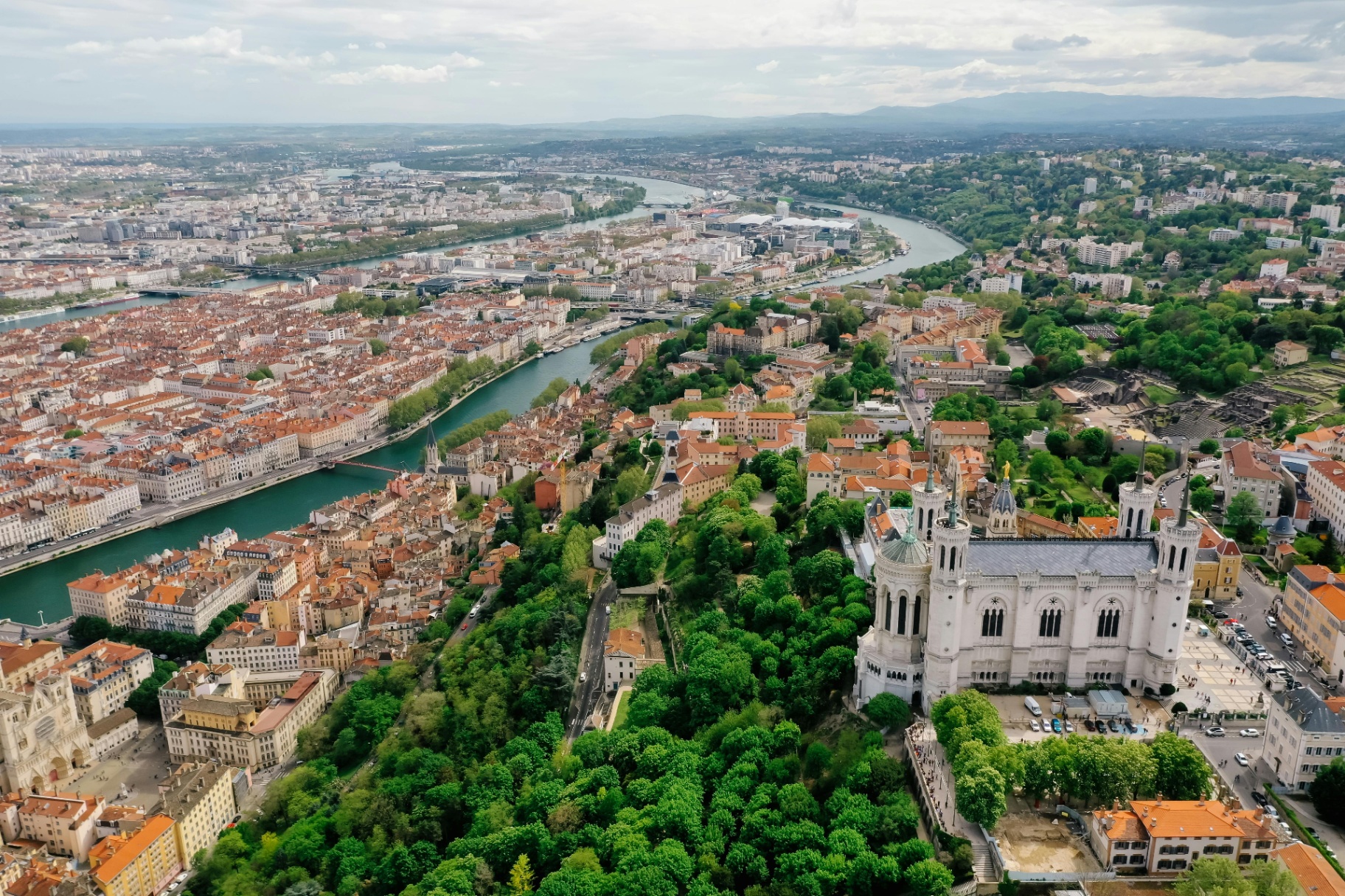 Vue aérienne de Lyon avec la basilique Notre-Dame de Fourvière