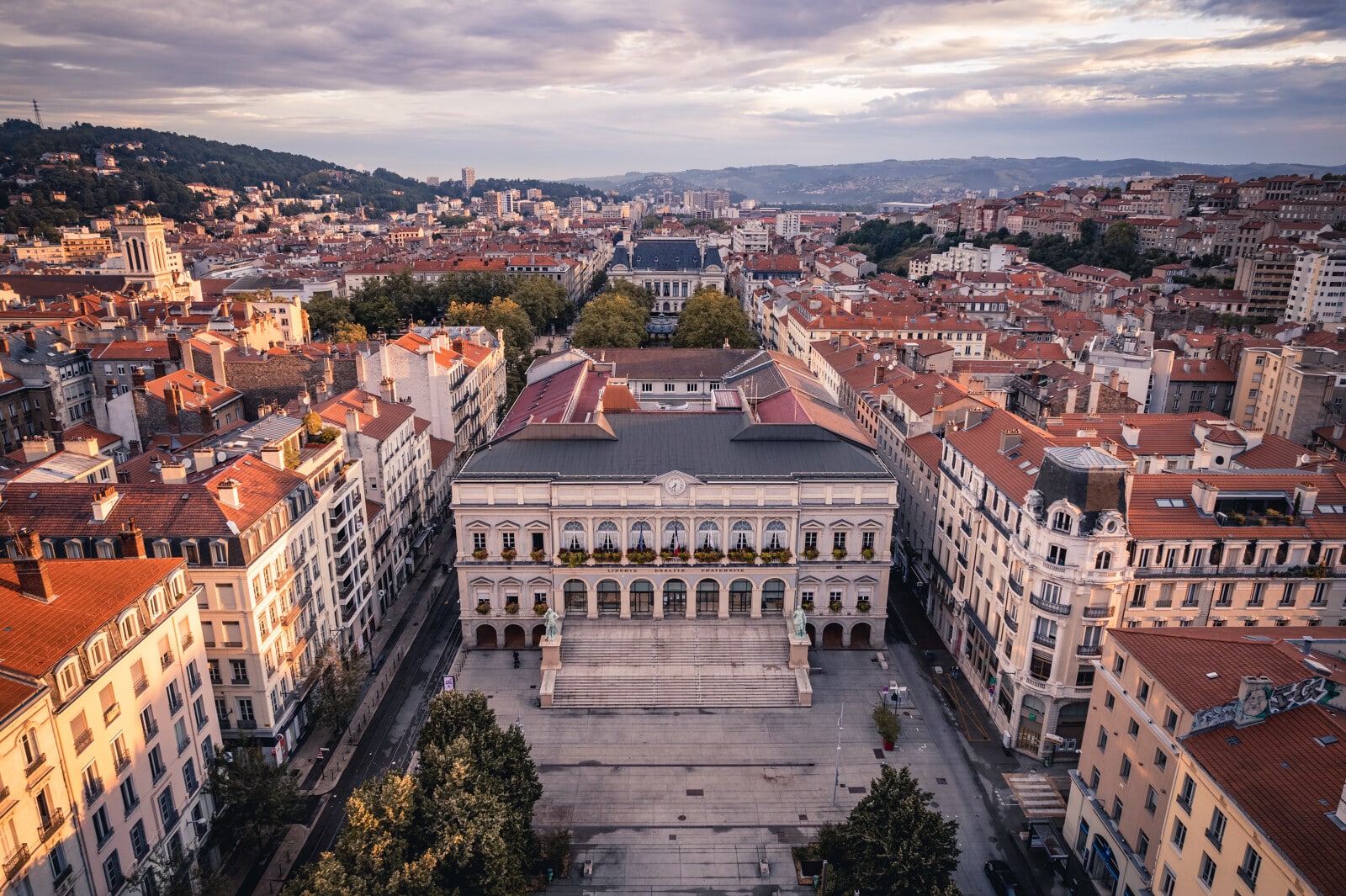 Vue aérienne de Saint-Étienne avec l'Opéra et l'architecture urbaine