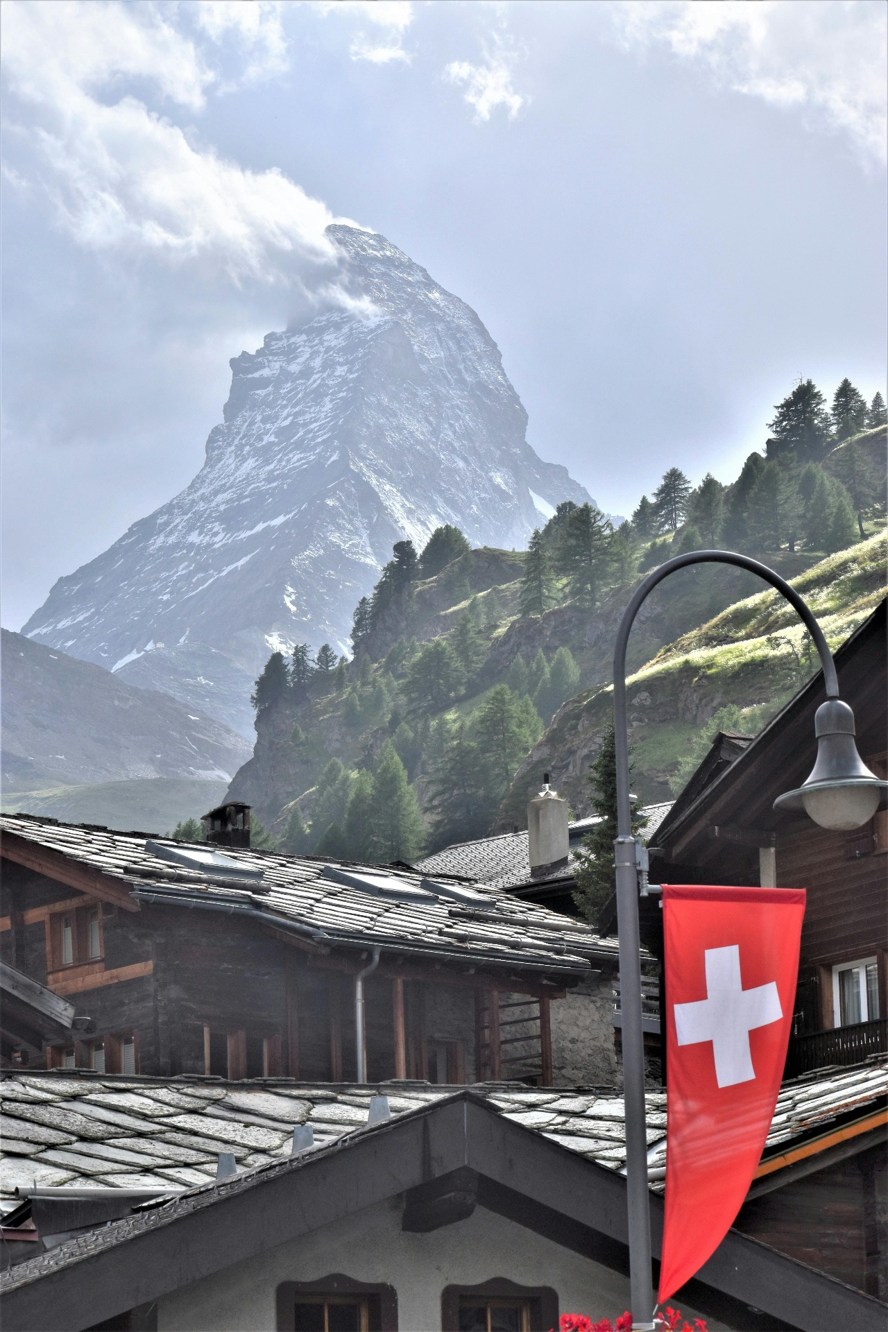 Le Cervin (Matterhorn) avec drapeau suisse à Zermatt