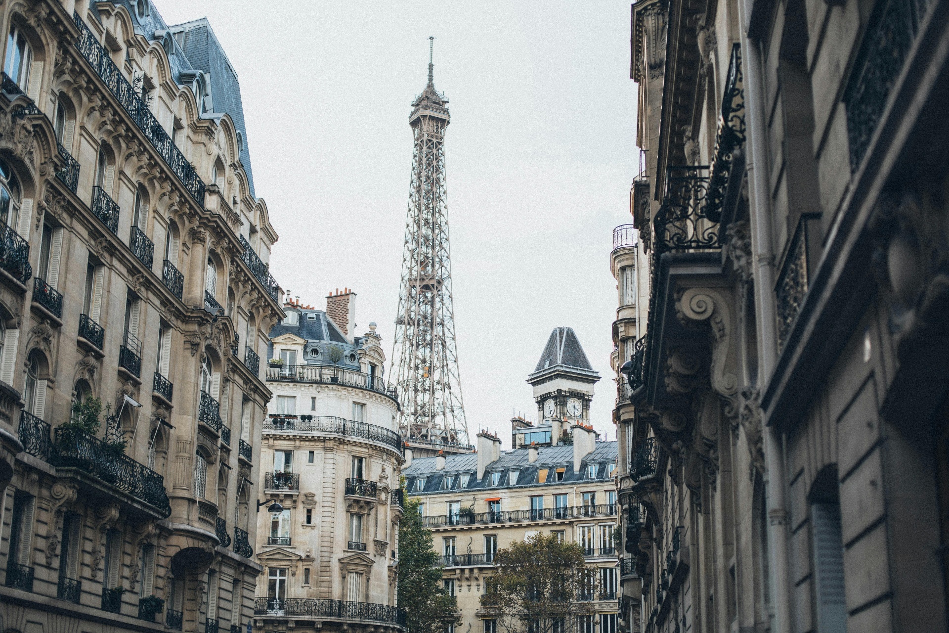 Architecture parisienne - Immeubles haussmanniens et Tour Eiffel